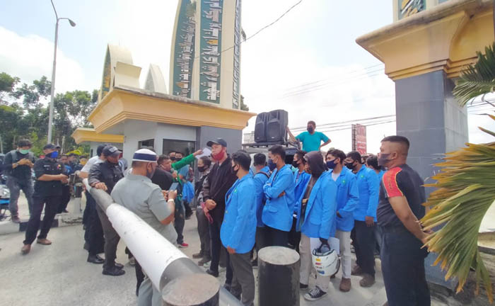 Gelar Aksi, Mahasiswa-Alumni-Dosen Tuntut Rektor UIN Suska Akhmad Mujahidin Mundur